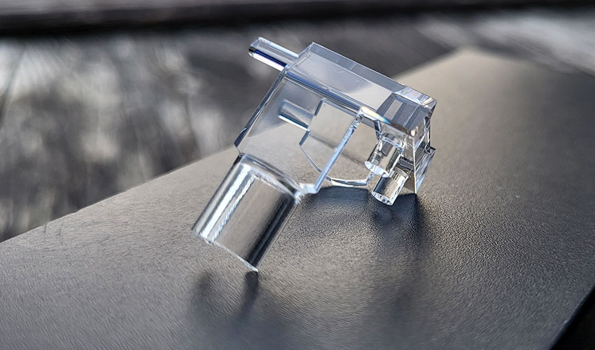 Image of a custom optical light guide transporting the light around a 90 degree angle manufactured by EXXELENS